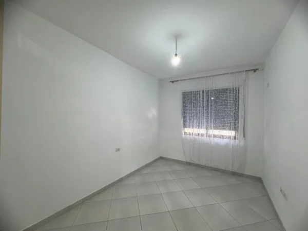 Tirane, jepet me qera apartament 3+1+Ballkon Kati 2, 136 m² 650 € (Astir)