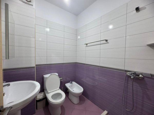Tirane, jepet me qera apartament 3+1+Ballkon Kati 2, 136 m² 650 € (Astir)