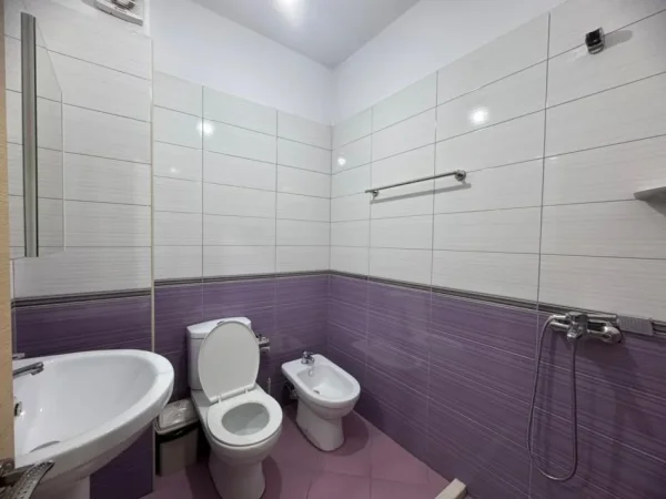Tirane, jepet me qera apartament 3+1+Ballkon Kati 2, 136 m² 650 € (Astir)