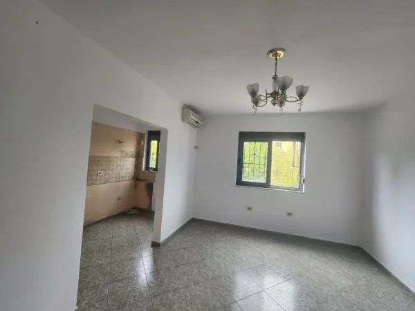 Tirane, shitet apartament 1+1 Kati 3, 54 m² 107.000 € (Shkolla 1 Maj Ali Dem)
