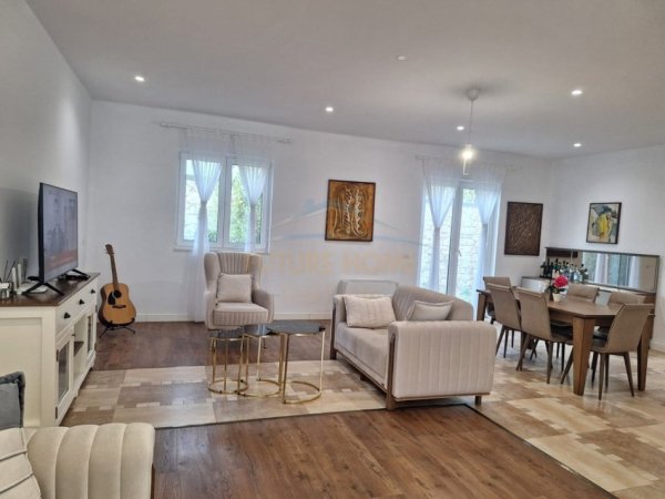 Tirane, shitet Vile , 401 m² 650.000 € (MULLET)