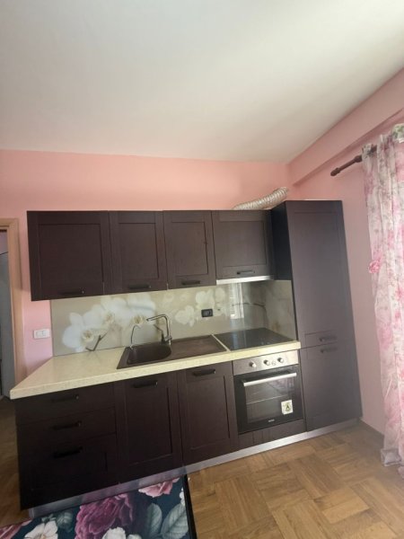 Tirane, jepet me qera apartament 1+1+Ballkon Kati 4, 70 m² 600 € (Bulevardi Zogu Par Ministria e Drejtësis Rruga Dervish Hatixheja)