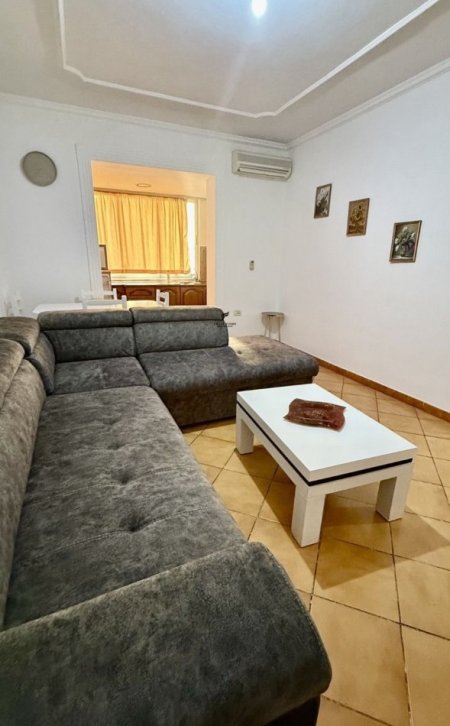 Tirane, jepet me qera apartament 1+1+Ballkon Kati 5, 80 m² 450 € (BRRYL)