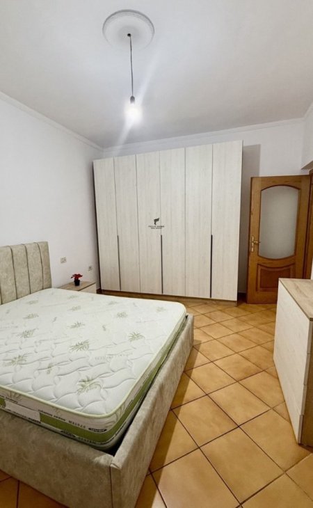 Tirane, jepet me qera apartament 1+1+Ballkon Kati 5, 80 m² 450 € (BRRYL)