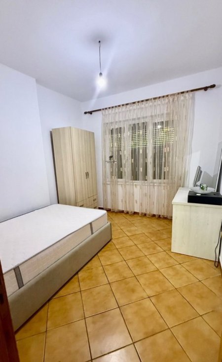 Tirane, jepet me qera apartament 1+1+Ballkon Kati 5, 80 m² 450 € (BRRYL)