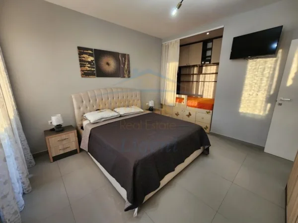 Tirane, jepet me qera apartament 1+1+Ballkon Kati 7, 70 m² 900 € (Stadiumi Dinamo)