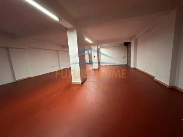 Shitet, Ambient Biznesi+Magazinë+Poste Parkimi, Shkolla e Kuqe, Tiranë. 350,000 €