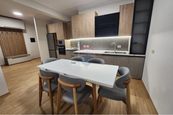 Tirane, jepet me qera apartament 2+1+Aneks+Ballkon Kati 5, 119 m² 800 € (Universiteti Logos)