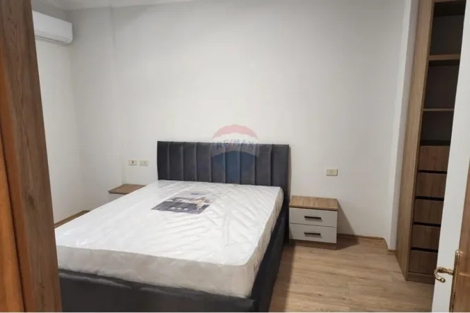 Tirane, jepet me qera apartament 2+1+Aneks+Ballkon Kati 5, 119 m² 800 € (Universiteti Logos)
