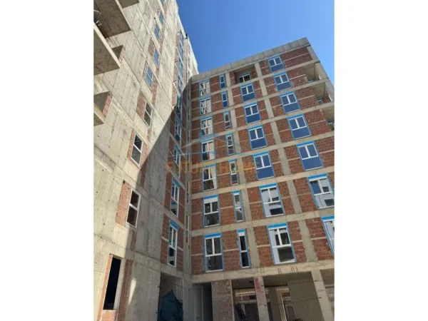 Tirane, shitet apartament Kati 2,