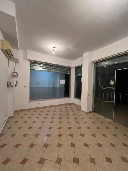 Tirane, jepet me qera ambjent biznesi Kati 0, 40 m² 300 € (fresku) MLS # 530581007-76