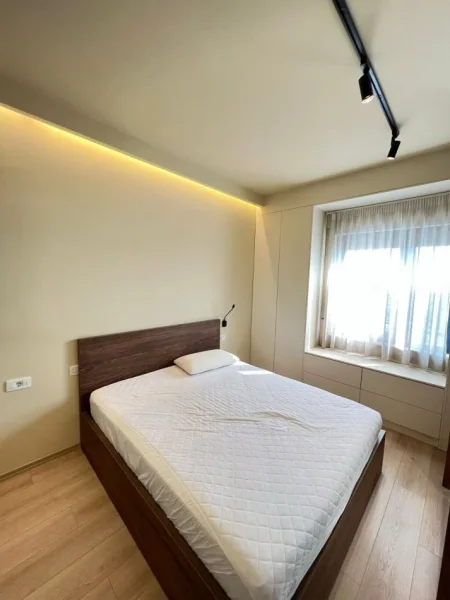 Tirane, jepet me qera apartament 1+1 , 850 € (Bulevardi Zogu I, Qender)