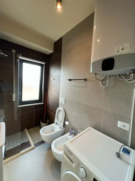 Tirane, jepet me qera apartament 1+1 , 850 € (Bulevardi Zogu I, Qender)
