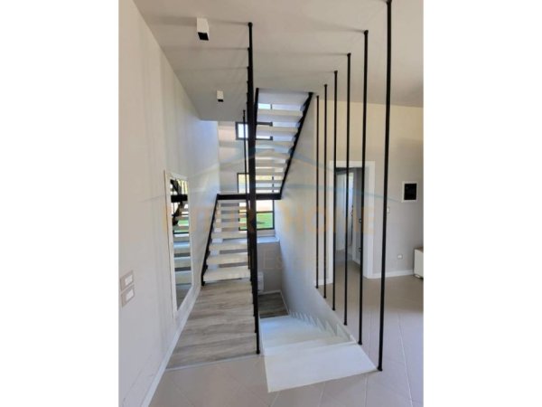 Tirane, shitet Vile , 450 m² 800.000 € (DAIAS)