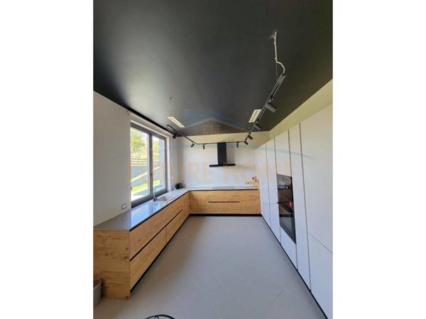 Tirane, shitet Vile , 450 m² 800.000 € (DAIAS)