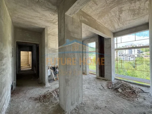 Shitet, Apartament 3+1+2+Post Parkimi, Liqeni i Thatë, Tiranë. 320.000 €