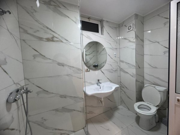 Tirane, jepet me qera apartament 1+1+Ballkon Kati 5, 81 m² 500 € (Astir)