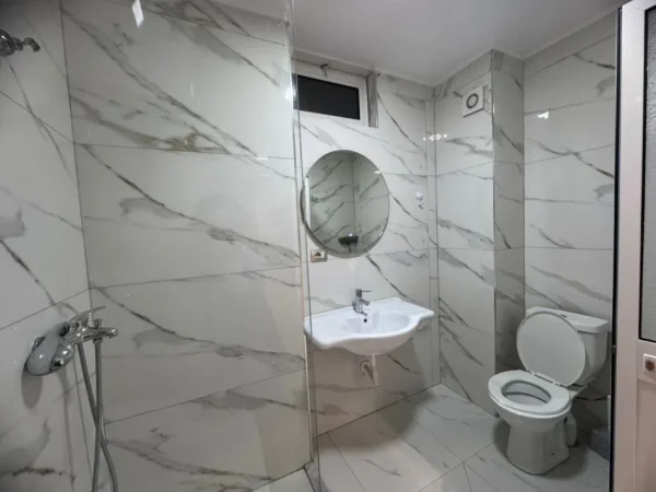 Tirane, jepet me qera apartament 1+1+Ballkon Kati 5, 81 m² 500 € (Astir)