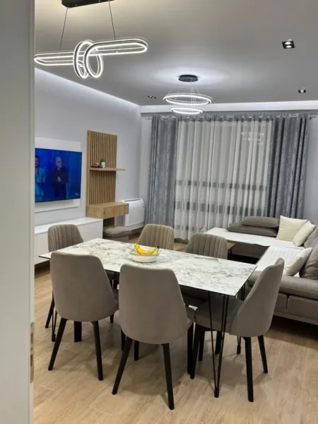 Tirane, jepet me qera apartament 1+1 Kati 9, 100 m² 650 € (Fusha e Aviacionit prane Turdiut)