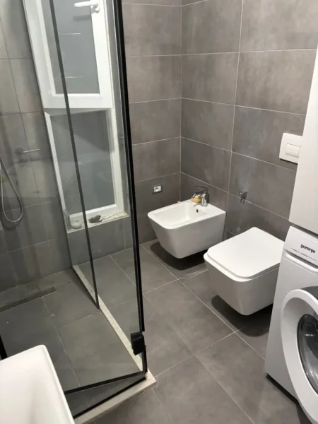 Tirane, jepet me qera apartament 1+1 Kati 9, 100 m² 650 € (Fusha e Aviacionit prane Turdiut)