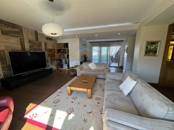 Tirane, jepet me qera apartament+verande | Penthouse 2+1+Aneks+Ballkon Kati 8, 240 m² 2.000 € (KOPSHTI ZOOLOGJIK)