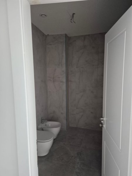Tirane, jepet me qera zyre , 103 m² 1.900 € (Liqeni Artificial)