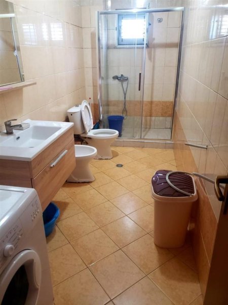 Tirane, jepet me qera apartament 2+1+Ballkon Kati 2, 110 m² 500 € (Kompleksi Malajzian)