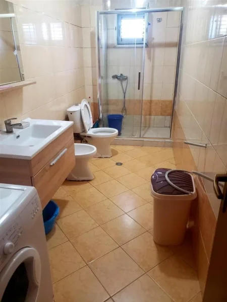 Tirane, jepet me qera apartament 2+1+Ballkon Kati 2, 110 m² 400 € (Kompleksi Malajzian)