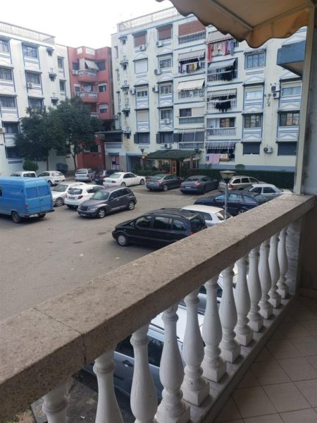 Tirane, jepet me qera apartament 2+1+Ballkon Kati 2, 110 m² 500 € (Kompleksi Malajzian)
