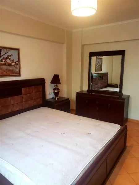 Tirane, jepet me qera apartament 2+1+Ballkon Kati 2, 110 m² 400 € (Kompleksi Malajzian)