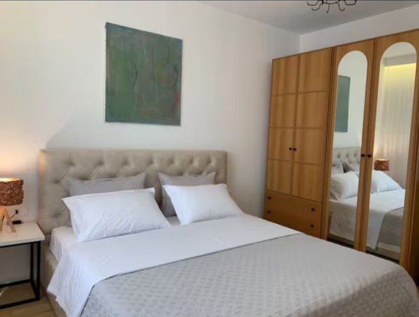 Tirane, jepet me qera apartament 2+1 Kati 3, 78 m² 800 € (afer pallati me shigjeta)