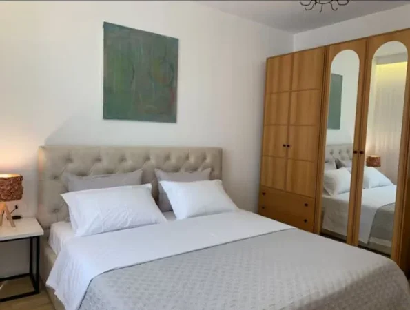 Tirane, jepet me qera apartament 2+1 Kati 3, 78 m² 800 € (afer pallati me shigjeta)