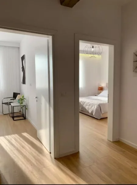 Tirane, jepet me qera apartament 2+1 Kati 3, 78 m² 800 € (afer pallati me shigjeta)
