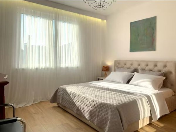 Tirane, jepet me qera apartament 2+1 Kati 3, 78 m² 800 € (afer pallati me shigjeta)