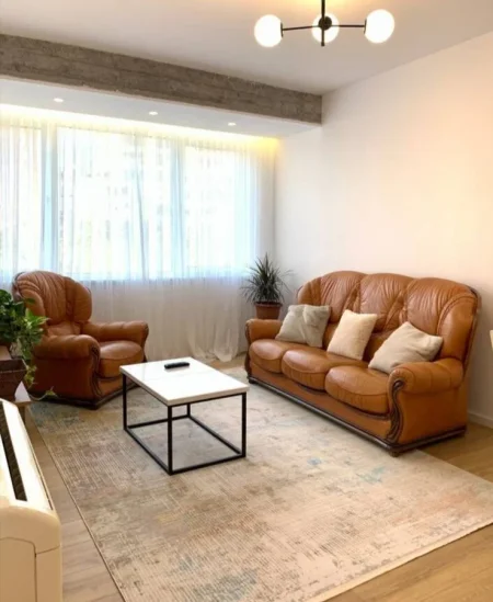 Tirane, jepet me qera apartament 2+1 Kati 3, 78 m² 800 € (afer pallati me shigjeta)