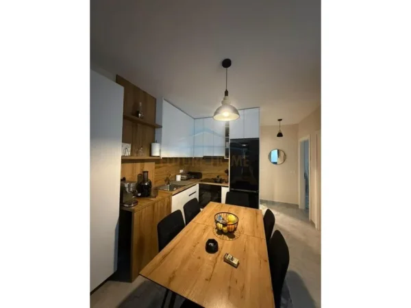 Tirane, shitet apartament 2+1 Kati 1,