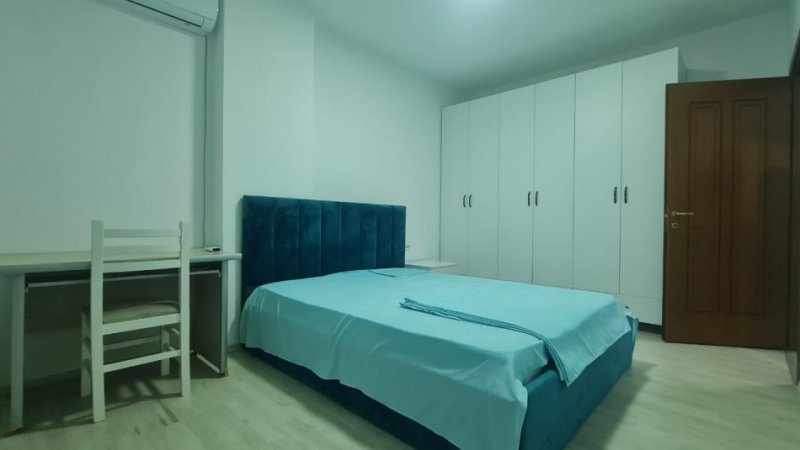 Tirane, jepet me qera apartament 3+1 Kati 4, 800 € 