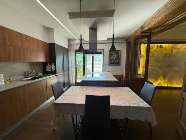 Tirane, jepet me qera apartament+verande | Penthouse 2+1 Kati 8, 240 m² 2.000 € (Kopshti Zoologjik)