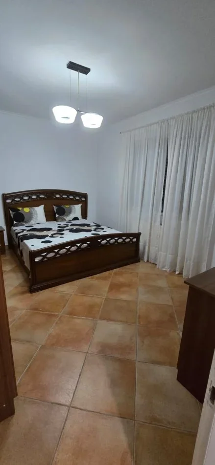 Tirane, jepet me qera apartament 3+1 Kati 3, 700 € 
