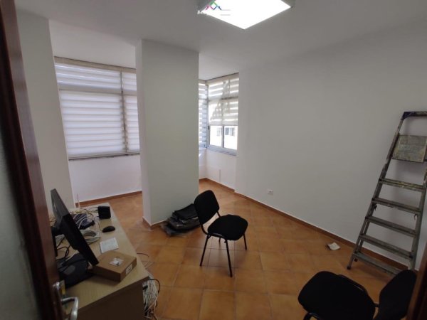Tirane, jepet me qera zyre Kati 2, 140 m² 800 € (rruga e elbasanit)