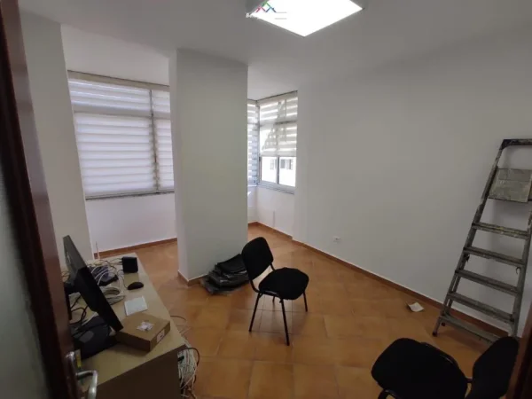 Tirane, jepet me qera zyre Kati 2, 140 m² 80.000 leke  (rruga e elbasanit)