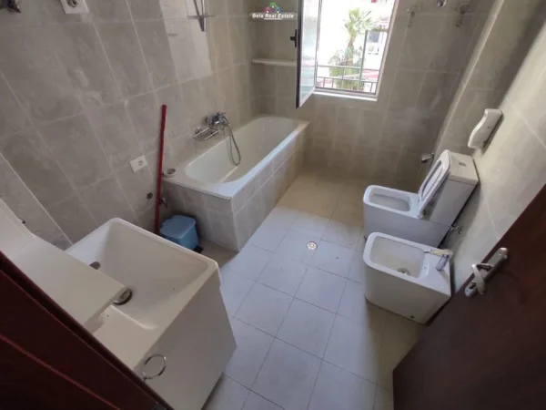 Tirane, jepet me qera zyre Kati 2, 140 m² 80.000 leke  (rruga e elbasanit)