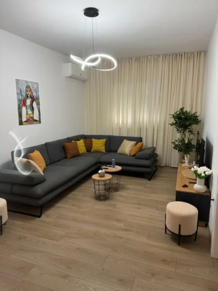 Tirane, jepet me qera apartament 2+1 Kati 2, 90 m² 950 € (qender)