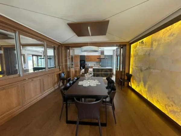 Tirane, jepet me qera apartament+verande | Penthouse 2+1+2+Post Kati 8, 241 m² 2.000 € (KOPSHTI ZOOLOGJIK)