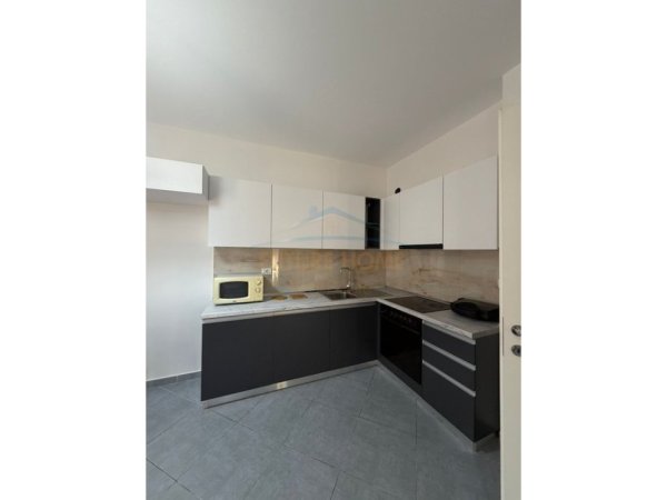 Tirane, jepet me qera apartament 2+1+Ballkon Kati 4, 115 m² 600 € (Ali Demi)