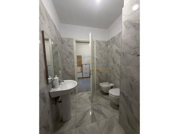 Tirane, jepet me qera apartament 2+1+Ballkon Kati 4, 115 m² 600 € (Ali Demi)