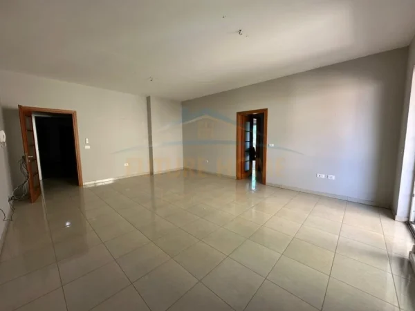 Tirane, jepet me qera zyre Kati 5, 107 m² 1.550 € (Rruga e Bogdaneve)