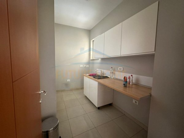 Tirane, jepet me qera zyre Kati 5, 107 m² 1.550 € (Rruga e Bogdaneve)