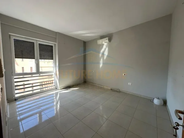 Tirane, jepet me qera zyre Kati 5, 107 m² 1.550 € (Rruga e Bogdaneve)