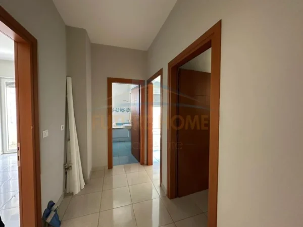 Tirane, jepet me qera zyre Kati 5, 107 m² 1.550 € (Rruga e Bogdaneve)